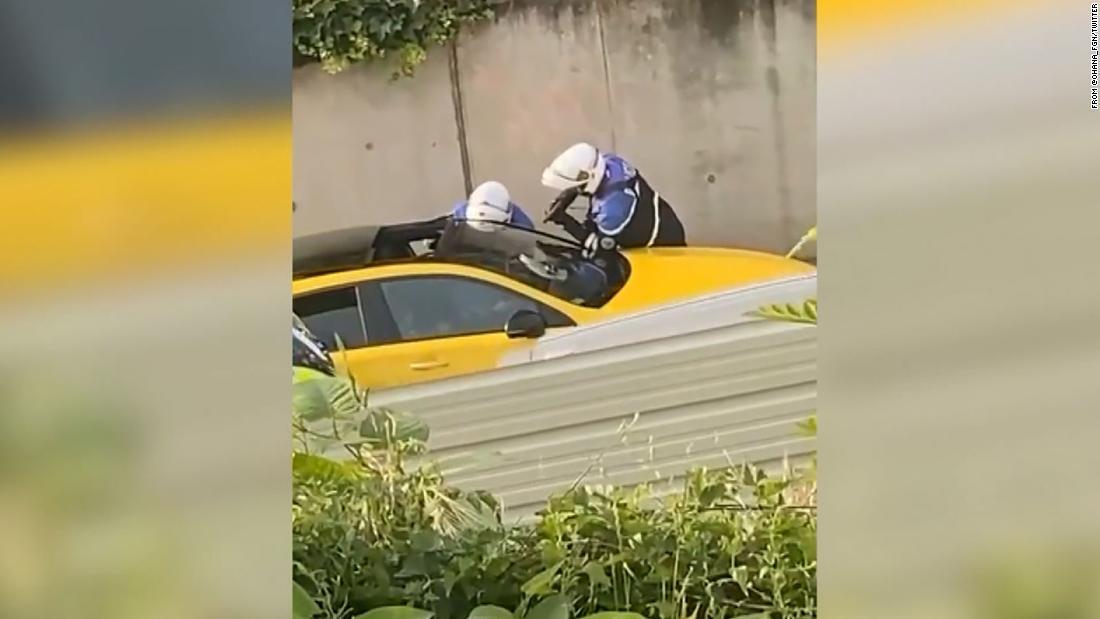 ツイッターに投稿された映像の一部。検問中の警官が車を運転していた17歳の少年と接触した瞬間が映っている/From @Ohana_Fgn/Twitter