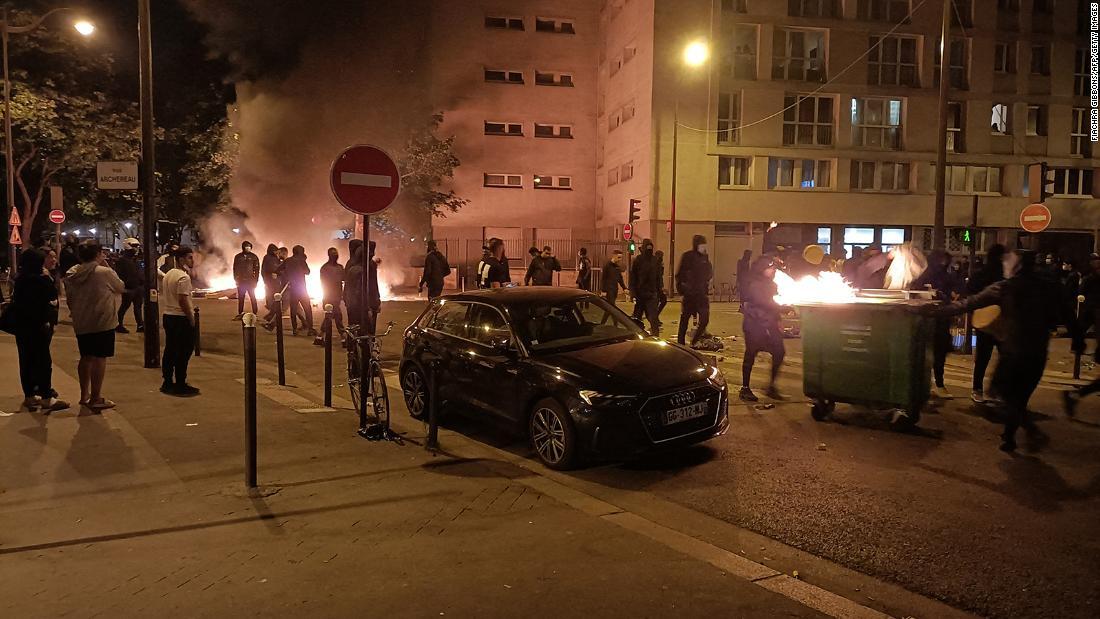ゴミ箱を燃やし、道路を封鎖するデモ参加者ら=29日、パリ/Fiachra GIBBONS/AFP/Getty Images