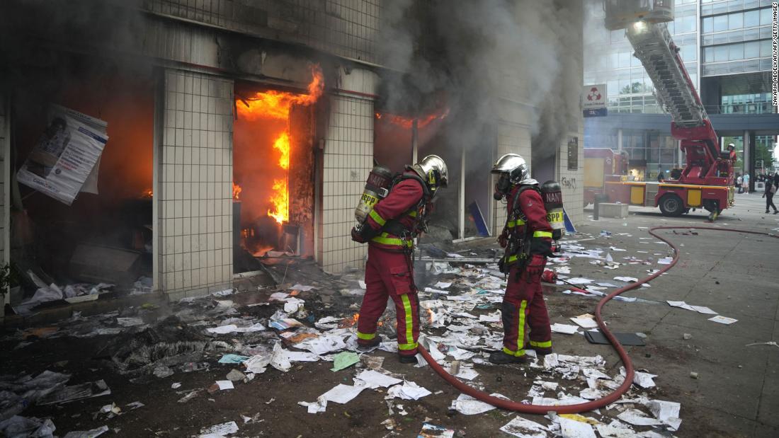 銀行の消火に当たる消防隊員＝２９日、パリ郊外ナンテール/Zakaria Abdelkafi/AFP/Getty Images