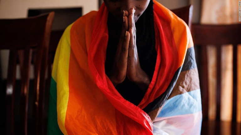 礼拝中に祈るＬＧＢＴＱコミュニティーのメンバー＝４月２３日、ウガンダ・カンパラ/Luke Dray/Getty Images
