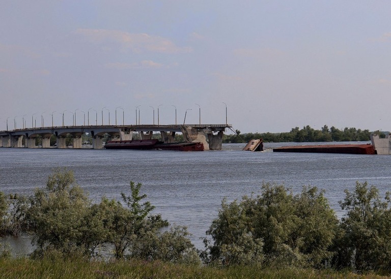 ドニプロ川に架かるアントニウスキー橋周辺で両軍が激しい攻防を繰り広げている/Reuters/File