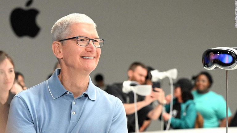 「アップル・ビジョン・プロ」の端末を横に記者団に発言するアップルのクックＣＥＯ/Josh Edelson/AFP/Getty Images