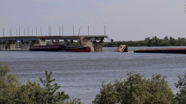 損傷したアントニウスキー橋＝ウクライナ南部ヘルソン州/Stringer/Reuters/File