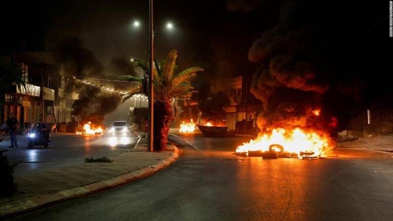 イスラエル軍による作戦行動中、路上で燃えるタイヤ＝３日、パレスチナ自治区ジェニン/Raneen Sawafta/Reuters
