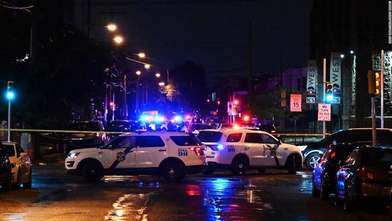 銃撃現場となったフィラデルフィアの南西部に駆け付けた警察車両/Drew Hallowell/Getty Images
