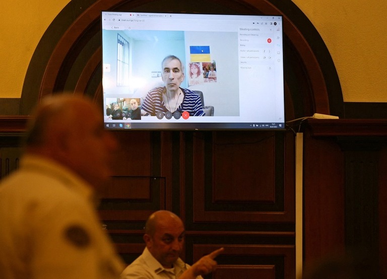 拘束中のサアカシュビリ元ジョージア大統領が医療施設からビデオ通話を通じて裁判所の審問に出る＝３日、ジョージア首都トビリシの裁判所/Irakli Gedenidze/Reuters