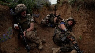 前線近くで反転攻勢に向けた訓練に参加するウクライナ軍の兵士ら