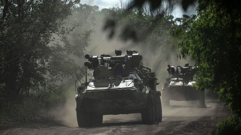 ウクライナ軍の兵士を乗せた装甲車両＝１日、ウクライナ・ドネツク州/Genya Savilov/AFP/Getty Images