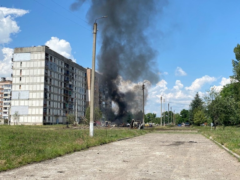 ロシア軍の攻撃によって破壊された車両＝４日、ウクライナ・ペルボマイスキー/National Police of Ukraine/Reuters