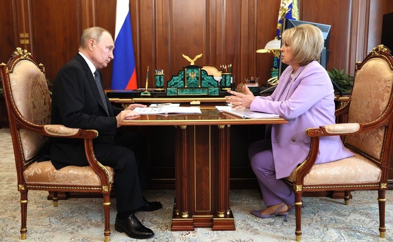 クレムリンで中央選管トップと面会するプーチン大統領（左）＝３日、モスクワ/Kremlin Press Office/Anadolu Agency/Getty Images