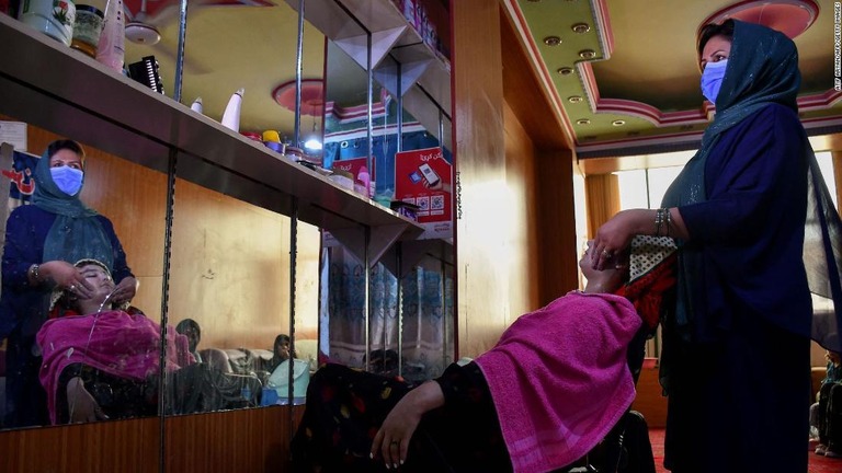 美容院で顧客の対応をする美容師＝６月２７日、アフガニスタン北部マザーリシャリーフ/Atif Aryan/AFP/Getty Images