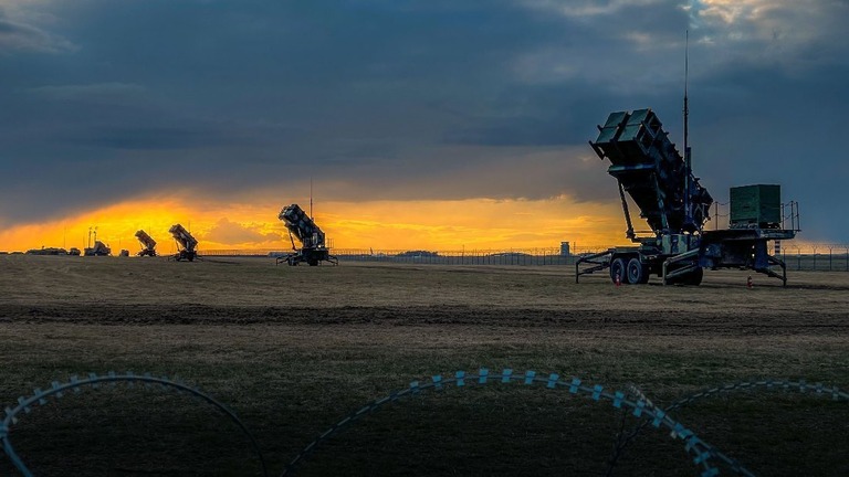 ポーランドに米軍の対空防衛部隊のパトリオットミサイルが並ぶ＝２０２２年４月１０日/Sgt. 1st Class Christopher Smith/U.S. Department of Defense