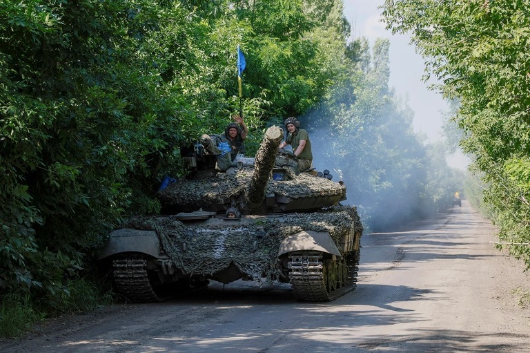 戦車に乗るウクライナ軍の兵士＝３日、ウクライナ東部ドネツク州/Alex Babenko/AP