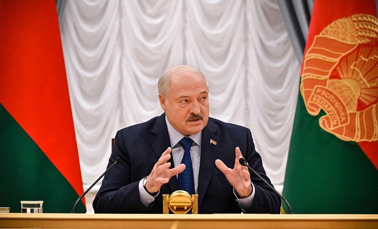 外国メディアとの会見を行うベラルーシのルカシェンコ大統領＝６日、ミンスク/Alexander Nemenov/AFP/Getty Images