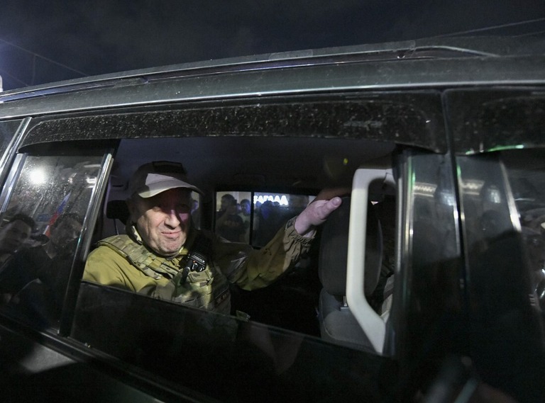 ロシア軍南部軍管区司令部を出発するプリゴジン氏＝６月２４日、ロストフナドヌー/Anadolu Agency/Getty Images