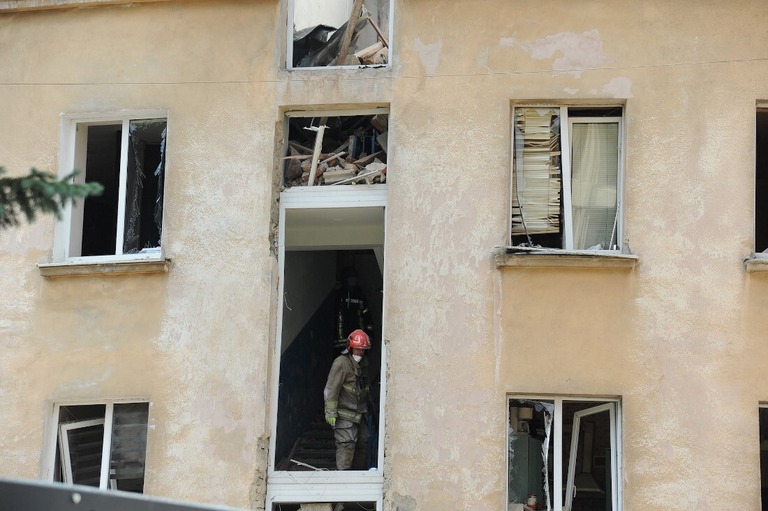 ロシアのミサイル攻撃で損壊した建物の中で作業する救急要員/Mykola Tys/SOPA/LightRocket/Getty Images