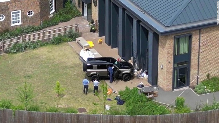 学校の敷地内に突っ込んだ車＝６日、英ロンドン南西部ウィンブルドン/Yui Mok/Press Association/AP