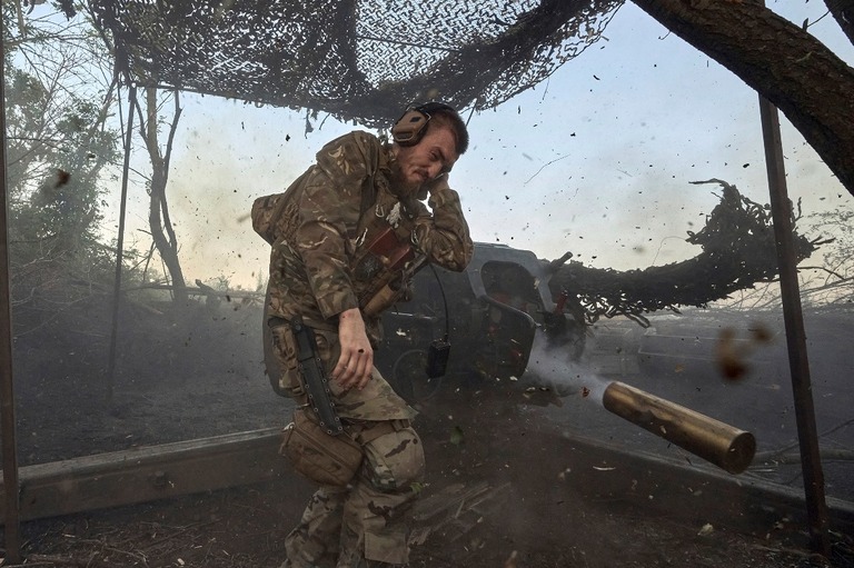 東部ドネツク州のロシア軍の陣地に向けＤ３０榴弾砲を発射するウクライナ軍の兵士/Libkos/AP