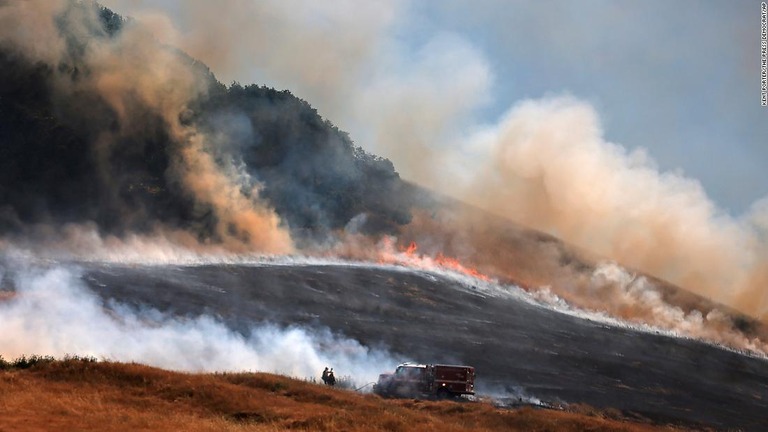 火災が発生した米カリフォルニア州ペタルマ。カリフォルニア州は週末に熱波に見舞われた＝７日/Kent Porter/The Press Democrat/AP