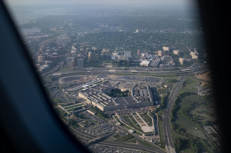 米バージニア州アーリントンにある国防総省の庁舎/Tom Brenner/Bloomberg/Getty Images