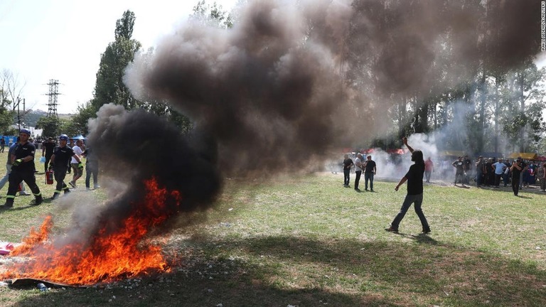 反対派は警察の警備を突破し、放火するなどした/Irakli Gedenidze/Reuters