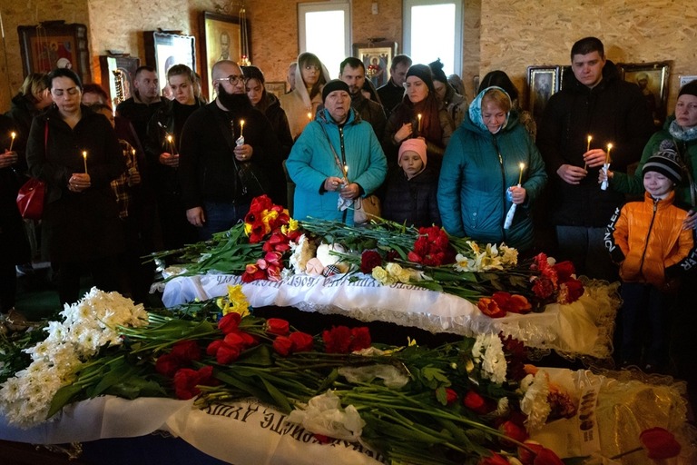 ロシア軍のミサイル攻撃によって死亡した子どもの葬儀＝４月/Oleksii Chumachenko/Anadolu Agency/Getty Images