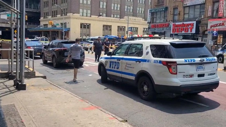 発砲現場に出動したニューヨーク市警の警官ら/Zenebou Sylla/CNN
