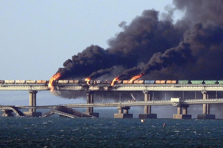 昨年１０月にロシアとクリミア半島を結ぶクリミア橋で爆発が起き、主要な交通網が破壊された/AFP/Getty Images/FILE