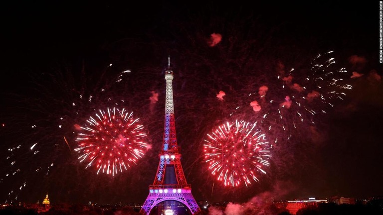 フランスで、革命記念日前後に花火を販売、所持、運搬することが禁止された/Geoffroy Van der Hasselt/AFP/Getty Images