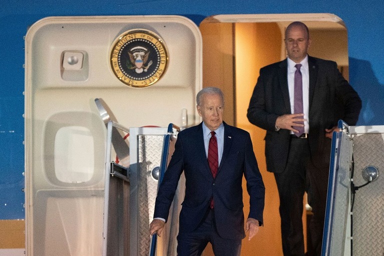 スタンステッド空港に到着したバイデン米大統領＝９日/Joe Giddens/PA/AP