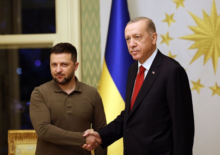 ７日、イスタンブールで握手をするウクライナのゼレンスキー大統領（左）とトルコのエルドアン大統領/Murat Cetinmuhurdar/TUR Presidency/Getty Images/FILE