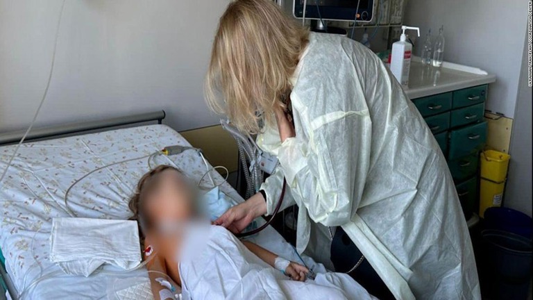 心臓移植手術を受けた女児を見舞う臓器提供者の男児の母親/Ukrainian Transplant Coordination Center