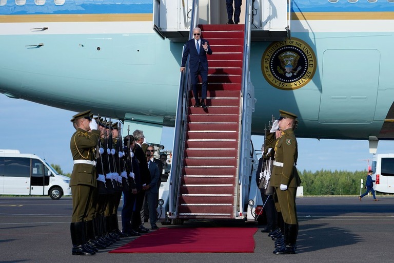 タラップを降りながら手を振るバイデン大統領＝１０日、リトアニア首都ビリニュス/Susan Walsh/AP