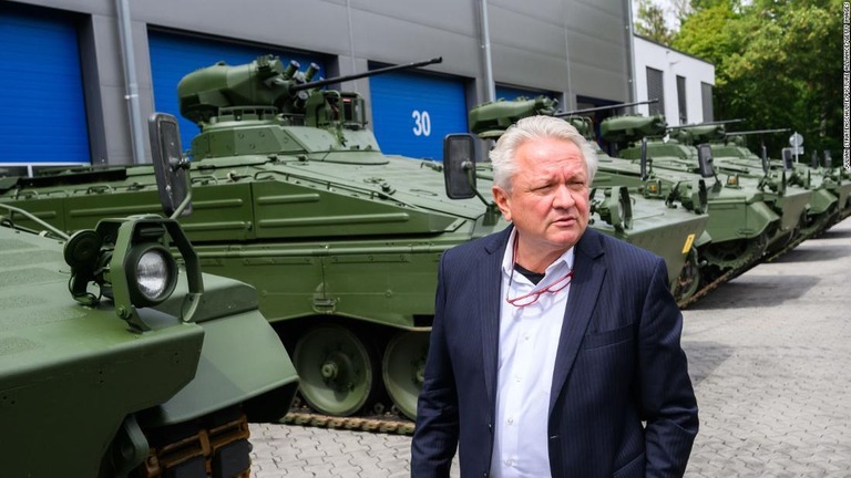 歩兵戦闘車の前に立つラインメタルのパッペルガーＣＥＯ/Julian Stratenschulte/picture alliance/Getty Images