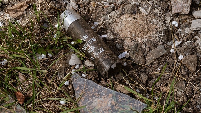 地上に置かれたクラスター爆弾＝３月２３日、ウクライナ・アウジーイウカ
/Andre Luis Alves/Anadolu Agency/Getty Images/FILE