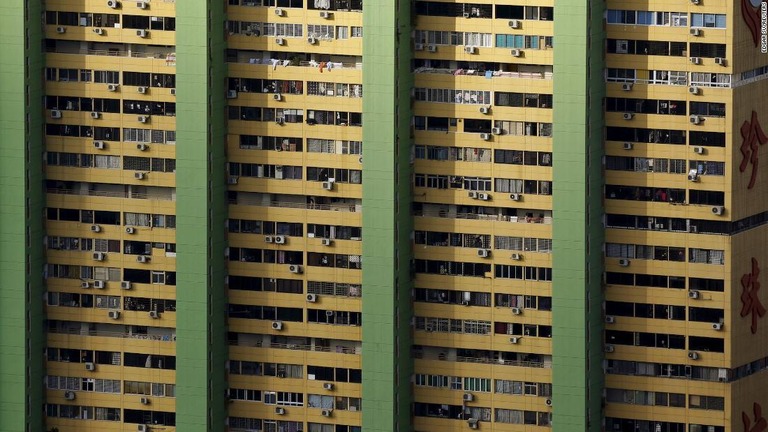 エアコンの室外機が点在する集合住宅の外壁/Edgar Su/Reuters