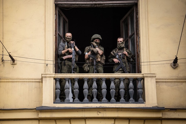 建物のバルコニーに立つワグネルの兵力＝６月２４日、ロシア・ロストフ・ナ・ドヌ/Roman Romokhov/AFP/Getty Images