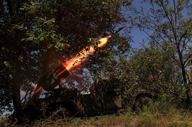 ロシア軍にむけてロケット弾を発射するウクライナ軍＝１０日、ウクライナのドネツク州バフムート近郊/Sofiia Gatilova/Reuters