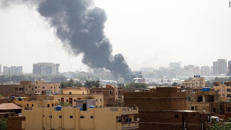 武力衝突が発生した首都ハルトゥームの空港から立ち上る煙＝４月１７日撮影/Reuters