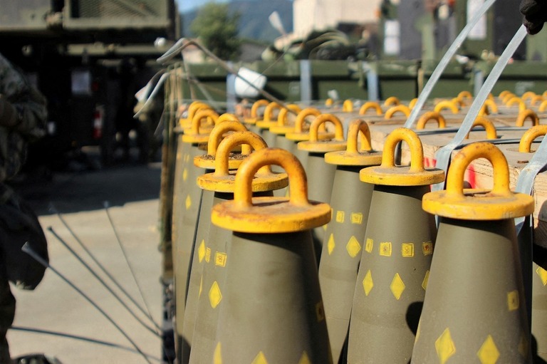 在韓米軍基地で積み込みを待つクラスター弾「ＤＰＩＣＭ」＝２０１６年９月２０日撮影/2nd Lt. Gabriel Jenko/U.S. Army/Reuters