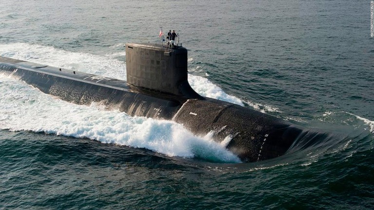 米海軍のバージニア級潜水艦「サウスダコタ」＝２０１３年８月１８日、大西洋沖/US Navy/Handout/Reuters