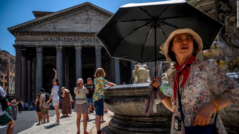 気温が４０度に達する熱波が続く中、涼を求める人々の姿が見られる＝１０日、イタリア・ローマ/Antonio Masiello/Getty Images