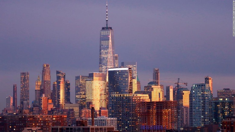 米ニュージャージー州から眺める夕暮れ時のニューヨークの摩天楼/Gary Hershorn/Corbis News/Getty Images