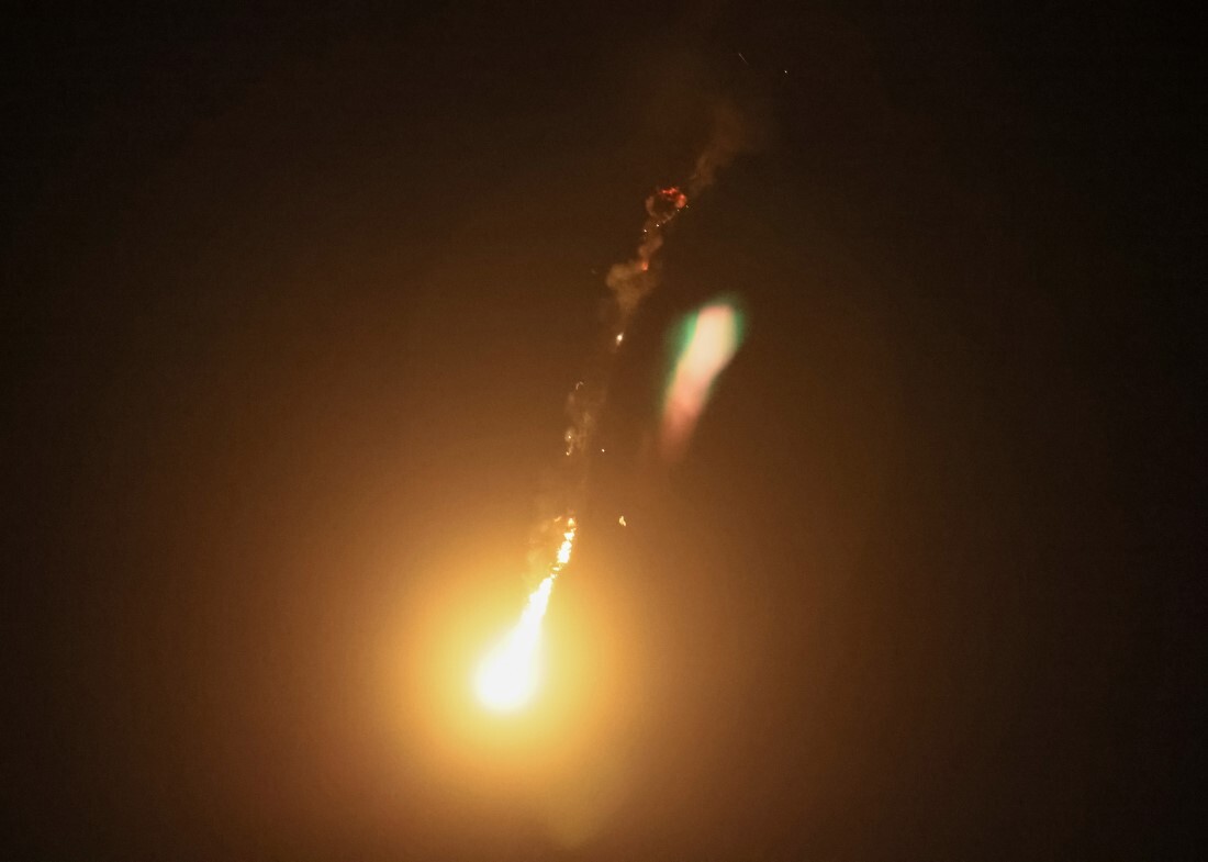 ウクライナの迎撃により爆発したロシアのドローン(無人機)=13日、ウクライナ・キーウ/Gleb Garanich/Reuters