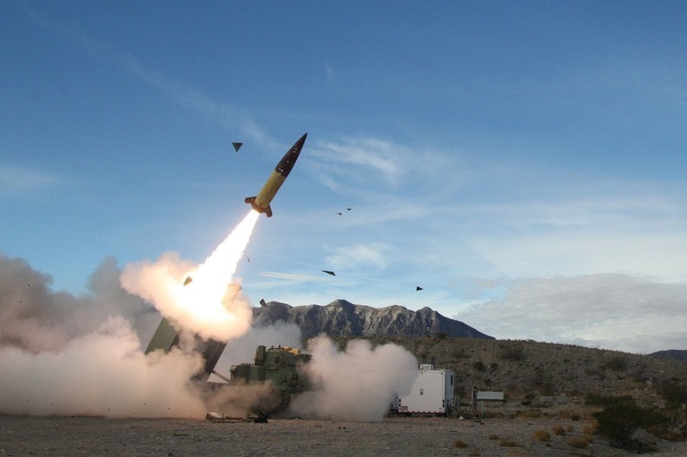 米ニューメキシコ州のミサイル発射場で試射される初期型のＡＴＡＣＭＳ/ John Hamilton/White Sands Missile Range Public Affairs 