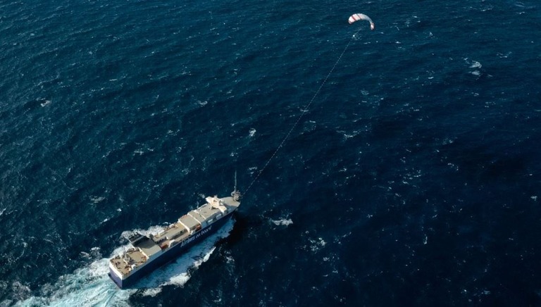 カイトに曳かれている全長１５４メートルの船舶「ビル・ド・ボルドー」/Maxime Horlaville/polaRYSE/Airseas