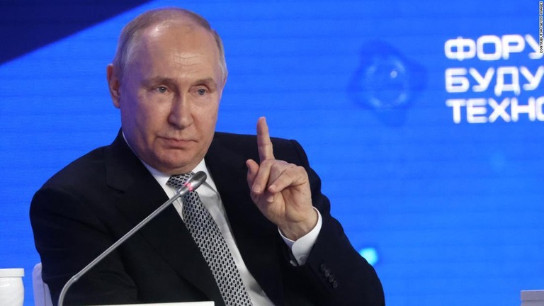 モスクワ市内で開催のフォーラムで発言するプーチン氏＝１３日/Contributor/Getty Images