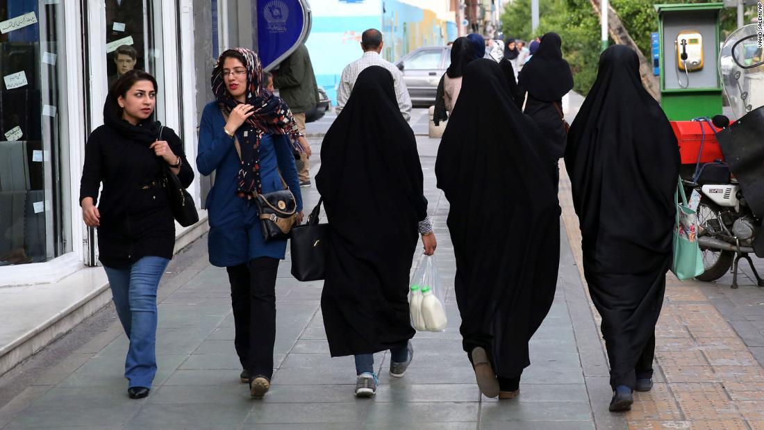 イラン警察が服装規定違反を取り締まるパトロールを再開する/Vahid Salemi/AP