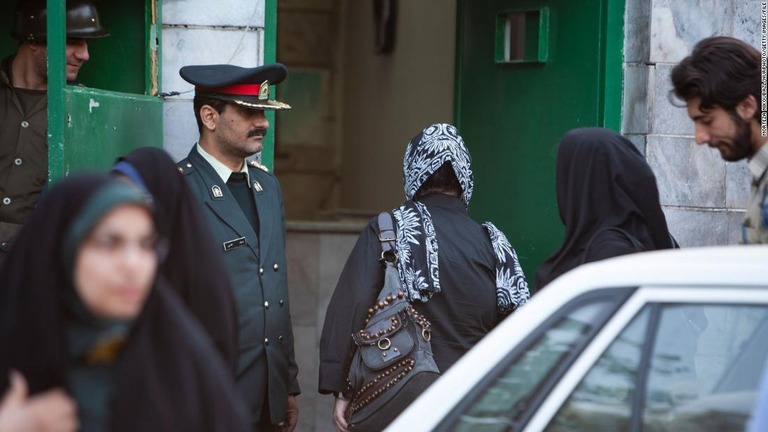 テヘランの警察署に女性が入る様子。２００７年に撮影/Morteza Nikoubazl/NurPhoto/Getty Images/File