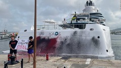 富豪のスーパーヨットに環境団体がペンキ吹きつけ　スペイン・イビサ島